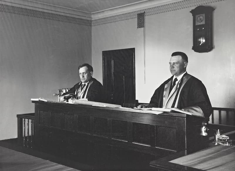 Svarthvít ljósmynd af Sveini Björnssyni í Hæstarétti