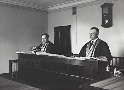 Svarthvít ljósmynd af Sveini Björnssyni í Hæstarétti