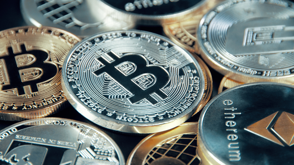 Hrúga af Bitcoin myntum í metal litum