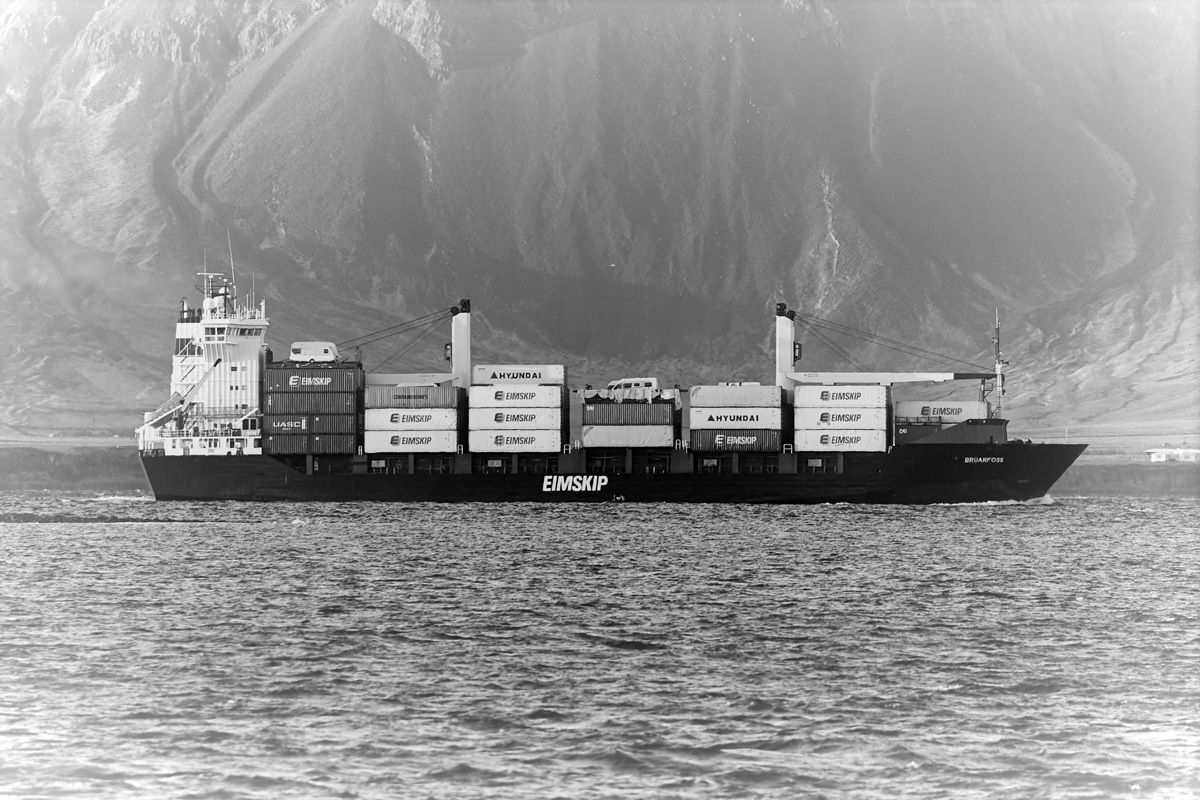 Svarthvít ljósmynd af flutningaskipi Eimskipafélags Íslands