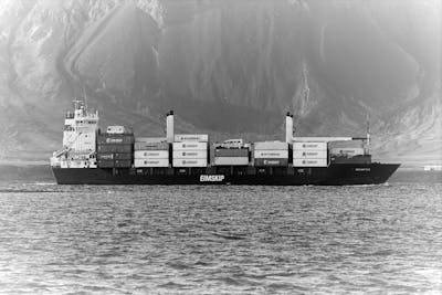 Svarthvít ljósmynd af flutningaskipi Eimskipafélags Íslands