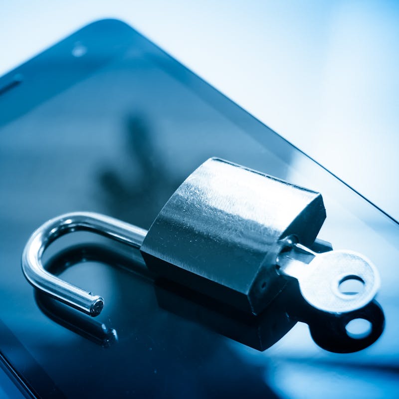 Opin lás með lykli ofan á farsímaskjá