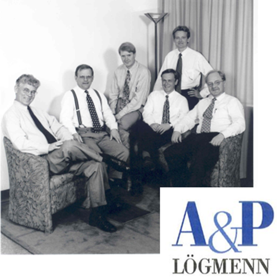 Eigendur A&P lögmanna ásamt merki stofunnar