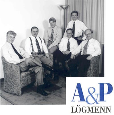 Eigendur A&P lögmanna ásamt merki stofunnar