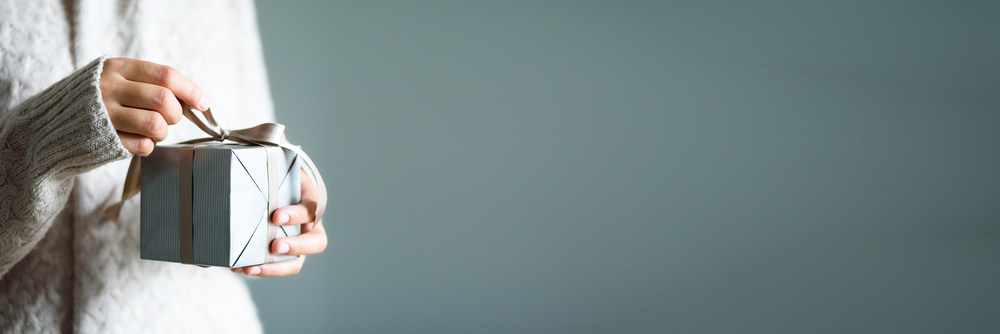 Nærmynd af konu vera að opna pakka