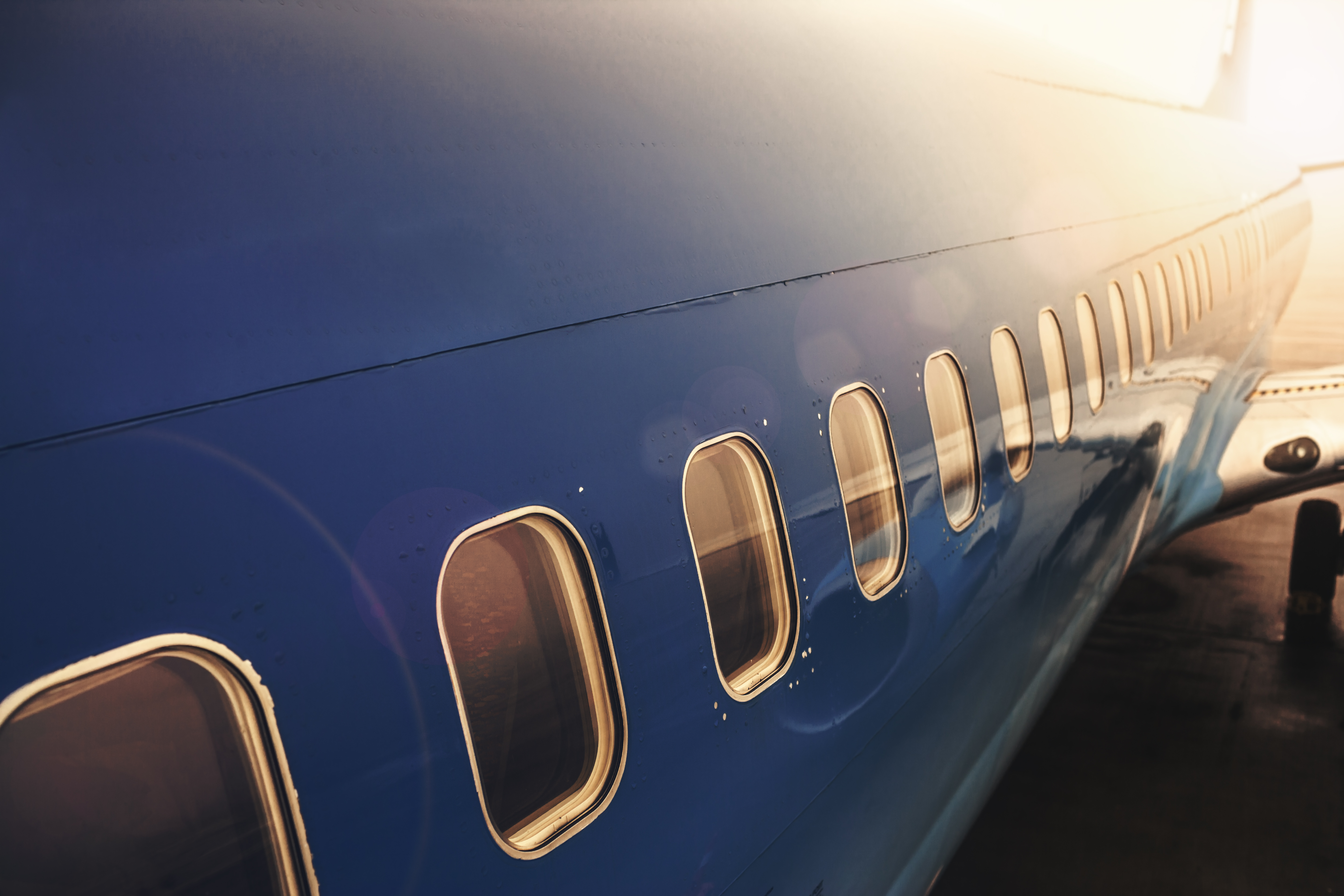 Nærmynd af flugvél í sólsetri