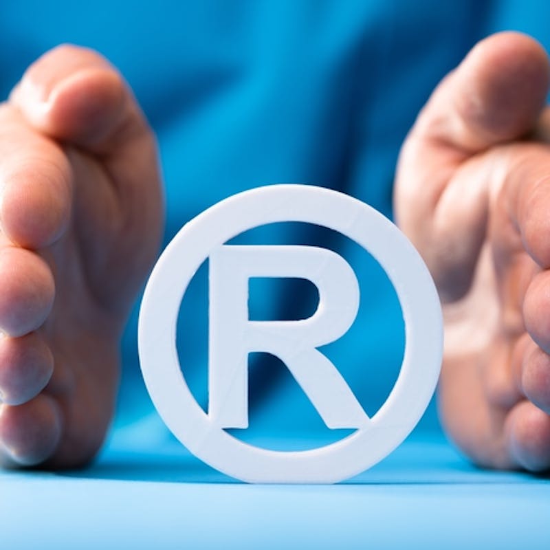 Nærmynd af karlmannshöndum að vernda vörumerki