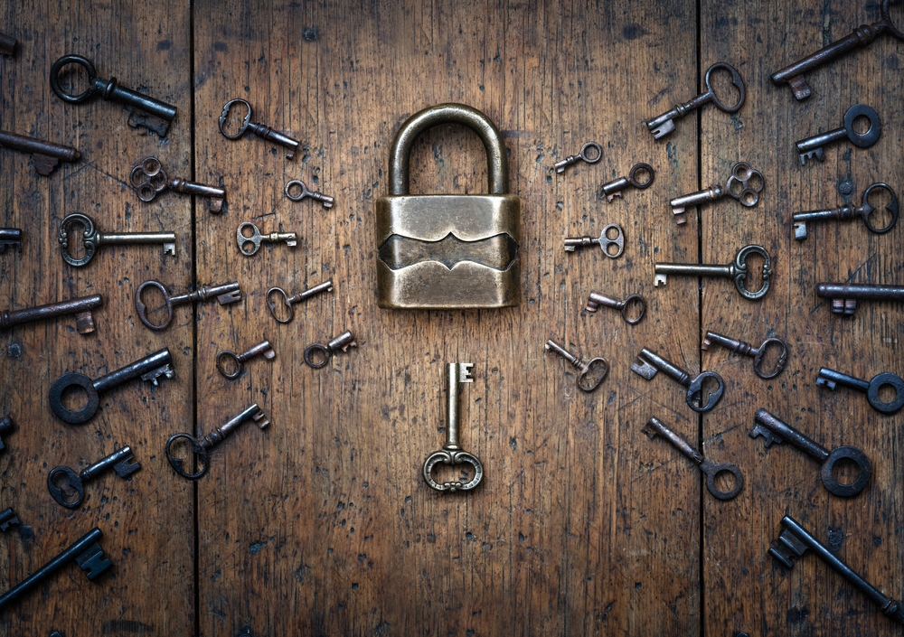 Gamall járnlás ásamt fjölmörgum lyklum sem umlykja lásinn