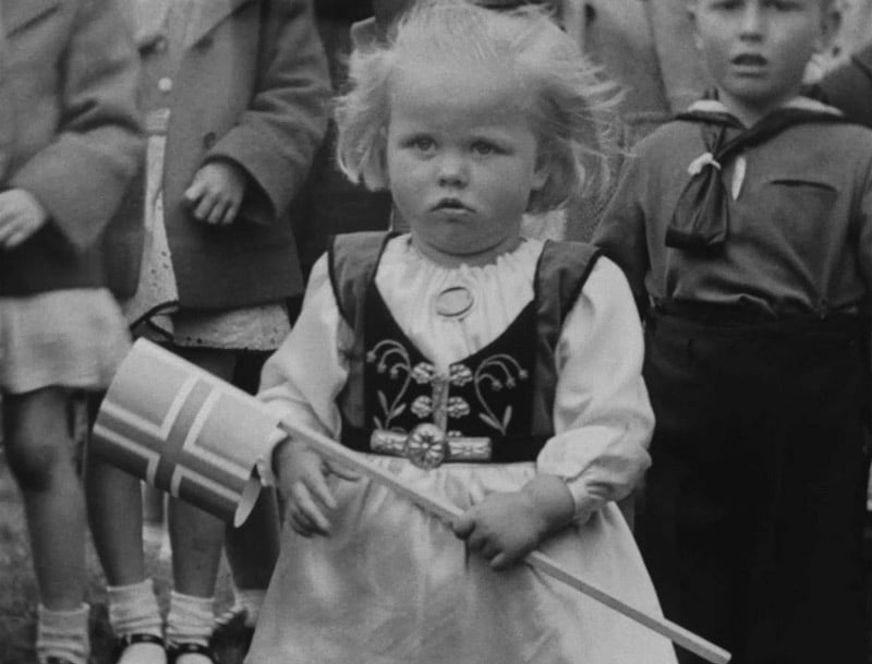 Svarthvít ljósmynd af lítilli stúlku með íslenska fánann