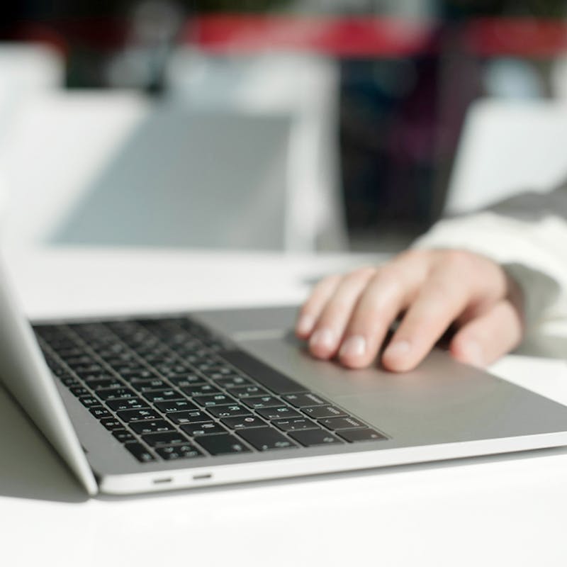 Kona að vinna í fartölvu