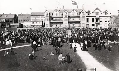 Svarthvít ljósmynd af Háskóla Íslands