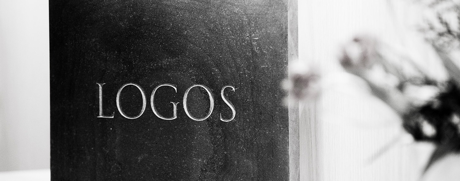 Merki LOGOS grafið í stein