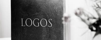 Merki LOGOS grafið í stein