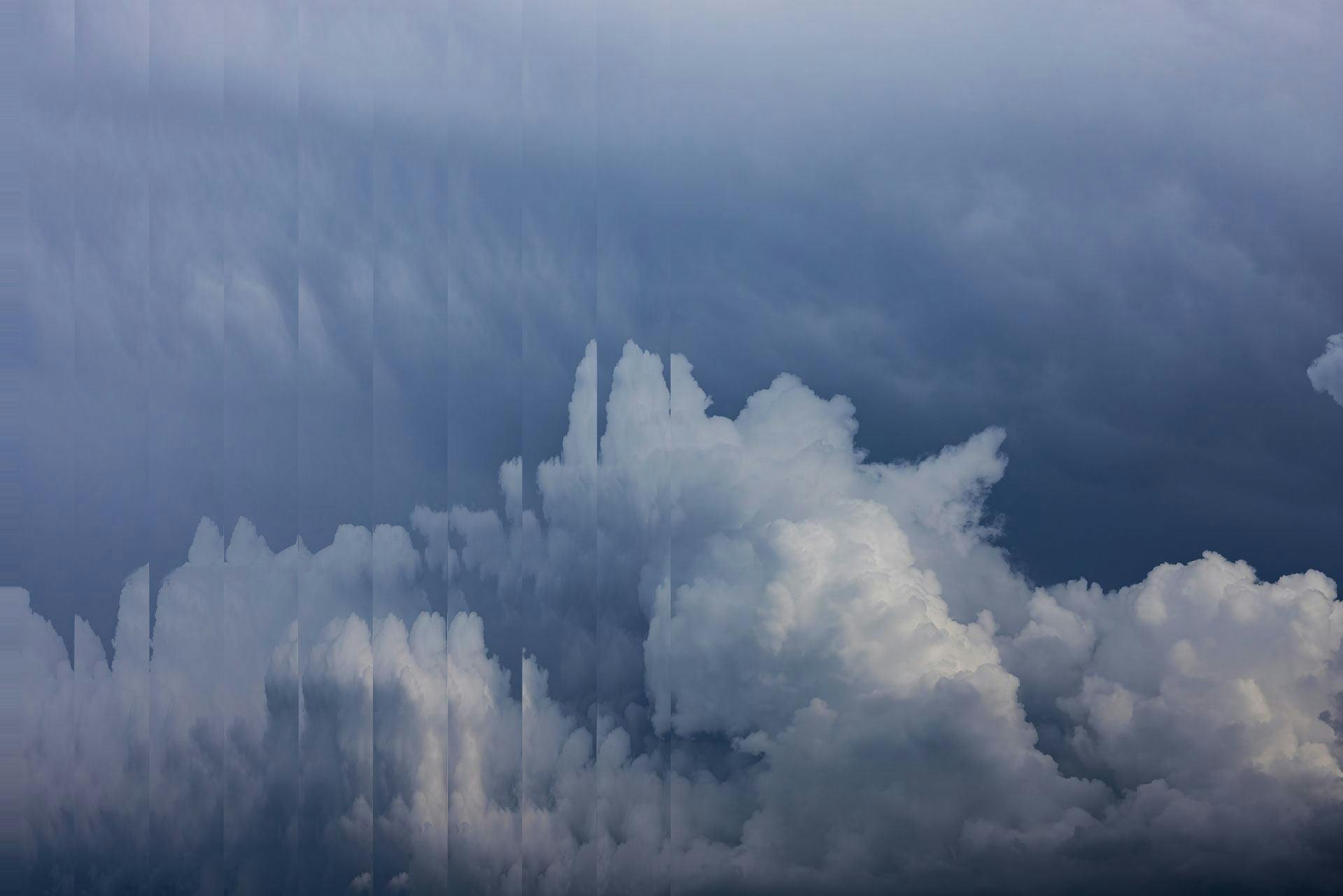 Prismatisk vy av vita moln mot en blå himmel som symboliserar IoL Data Sharing Plattformen som är helt  molnbaserad och bygger på samverkan.