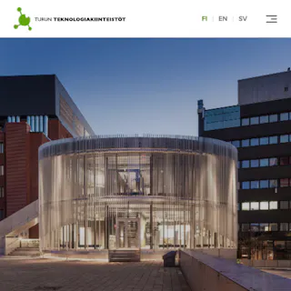 Turun Teknologiakiinteistöjen verkkosivujen etusivu, jonka kansikuvana Vierailukeskus Joki valaistuna illan hämärässä.