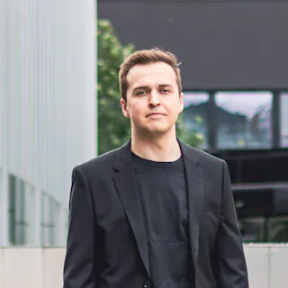 Henrik Juvonen seisoo Teknologiakiinteistöjen edessä.