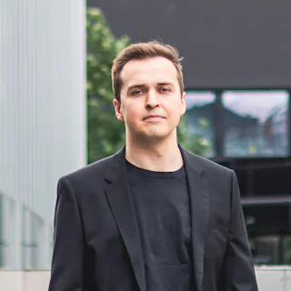 Henrik Juvonen seisoo Teknologiakiinteistöjen edessä.