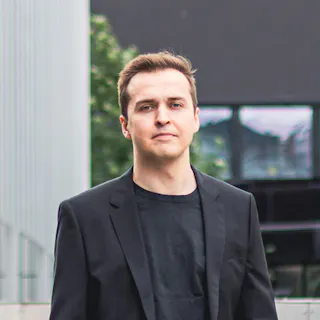 Henrik Juvonen seisoo Teknologiakiinteistöjen edessä.