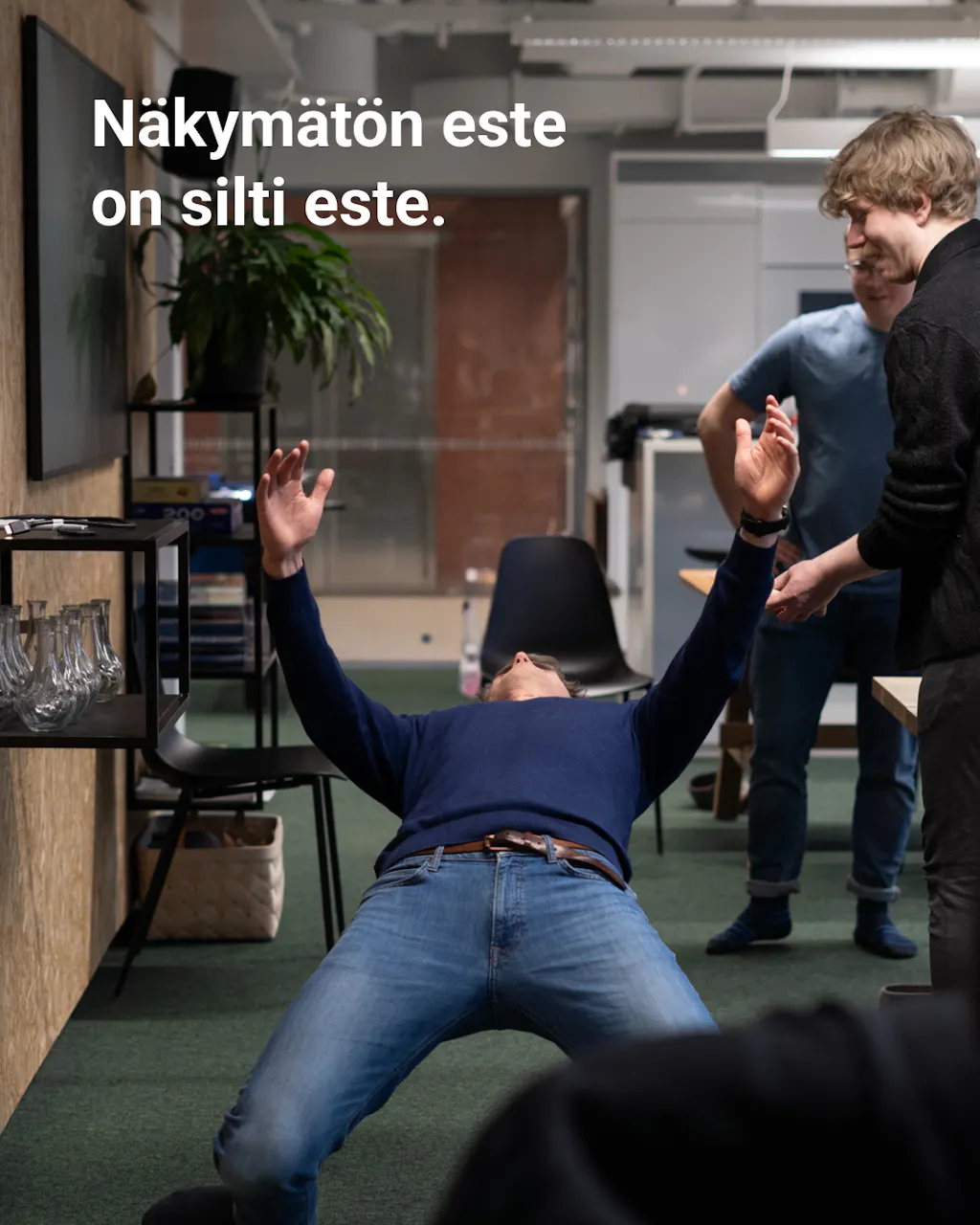 Mies limboaa näkymättömän esteen alitse. Voisi melkein sanoa, että hän on vaakatasossa. Jalat hänellä on maassa, mutta katse kohti kattoa ja selkä hetken päässä maasta.