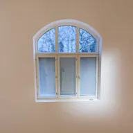 Holvi ikkuna keskellä valkoista seinää.