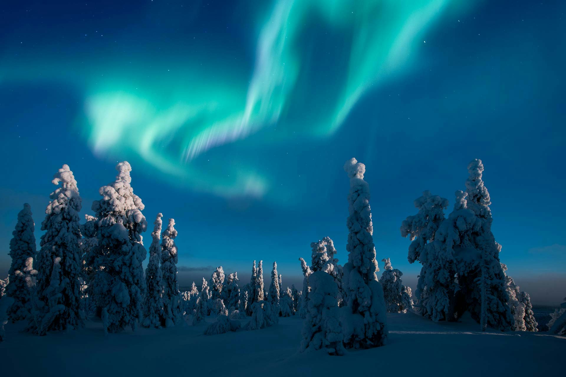 Revontulet taivaalla talvella