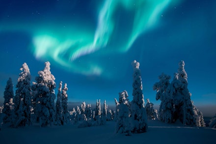 Revontulet taivaalla talvella