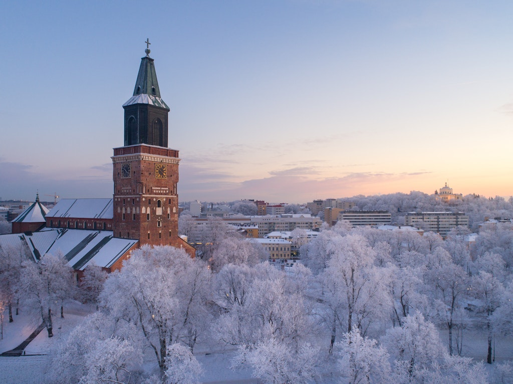 Ilmakuva Turun Tuomiokirkosta talvisessa maisemassa