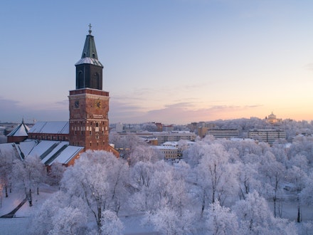 Ilmakuva Turun Tuomiokirkosta talvisessa maisemassa