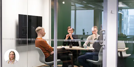 Neljä miestä istuvat neuvotteluhuoneessa pöydän ääressä Loikan toimistossa. Roosa Laukkasen profiilikuva vasemmassa alareunassa.