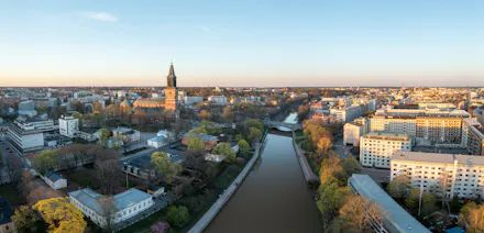 Ilmasta katsottuna Turun kaupunki näyttää kauniilta auringon noustessa.