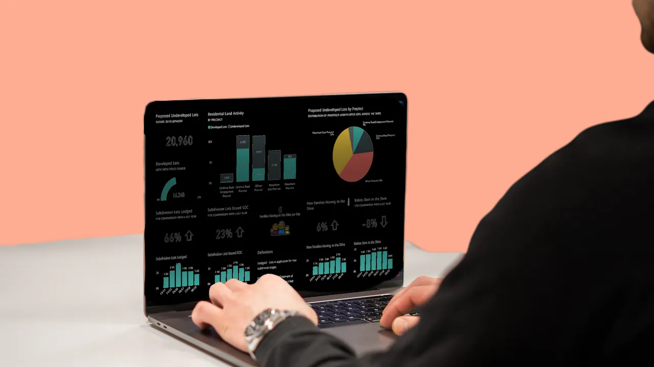 Mies katselee läppärin näytöltä Power BI -raporttia.