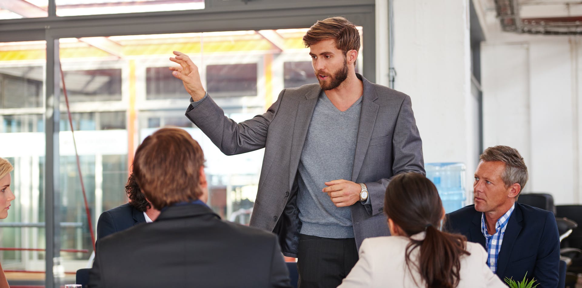 Salesperson talking about the advantages of his e-commerce software for B2B companies