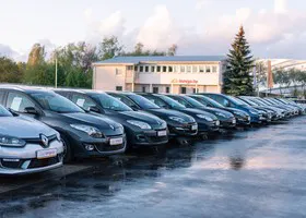 Konsultējaties ar profesionāliem un atsaucīgiem automašīnu ekspertiem par Jūsu vajadzībām, finansiālajām iespējām un mūsu īpašajiem piedāvājumiem.