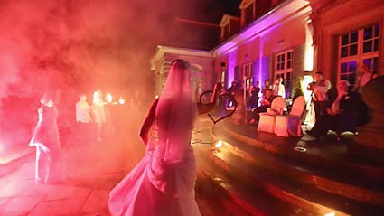 Romantische Hochzeitsfeuershow vor einem Schloss mit Loooop.