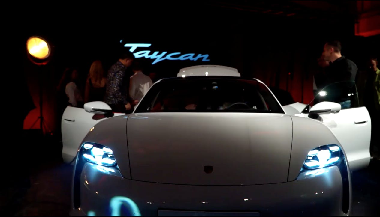 Autopräsentation vom weißen Porsche Taycan