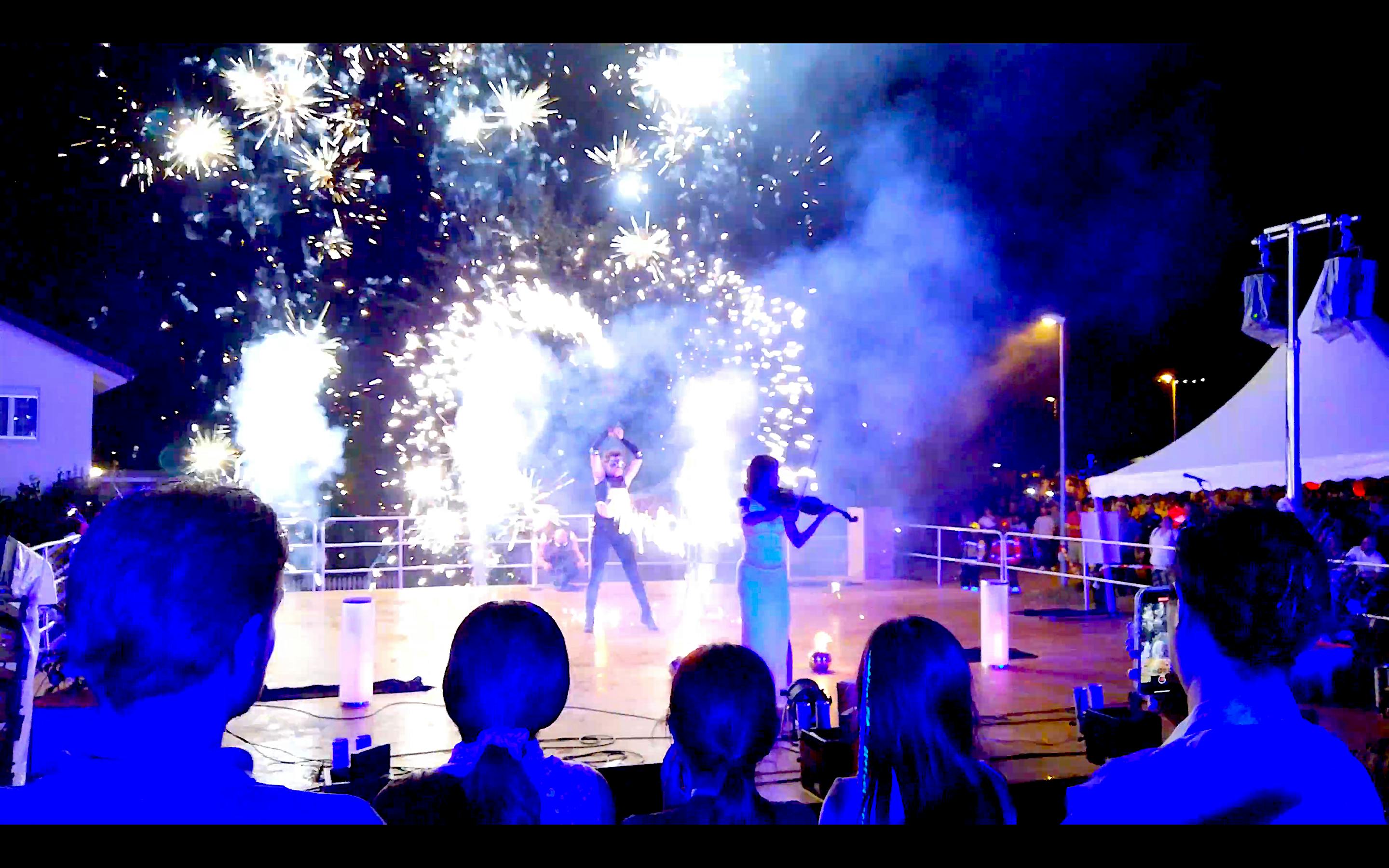 LOOOOP im Finale der Bundesfeier Basel mit Feuershow und Feuerwerk