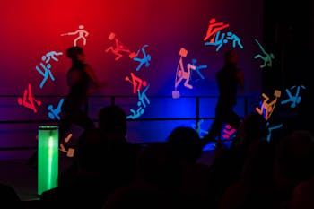 Led Poi Artisten spielen Logo Visuals für eine Sportlehrung 