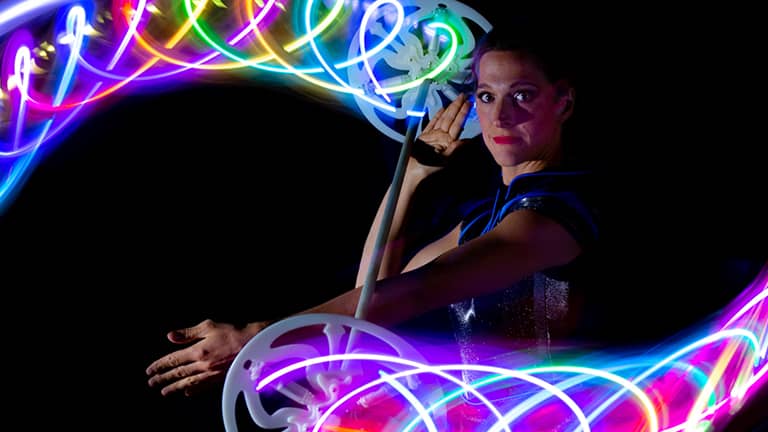 Glow-Show mit Solo-Performer und LED-Graphics im Hintergrund.