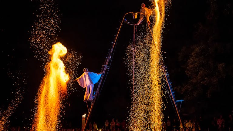 Feuershow mit Luftartistik auf einem Gerüst vor Publikum bei Event in NRW.