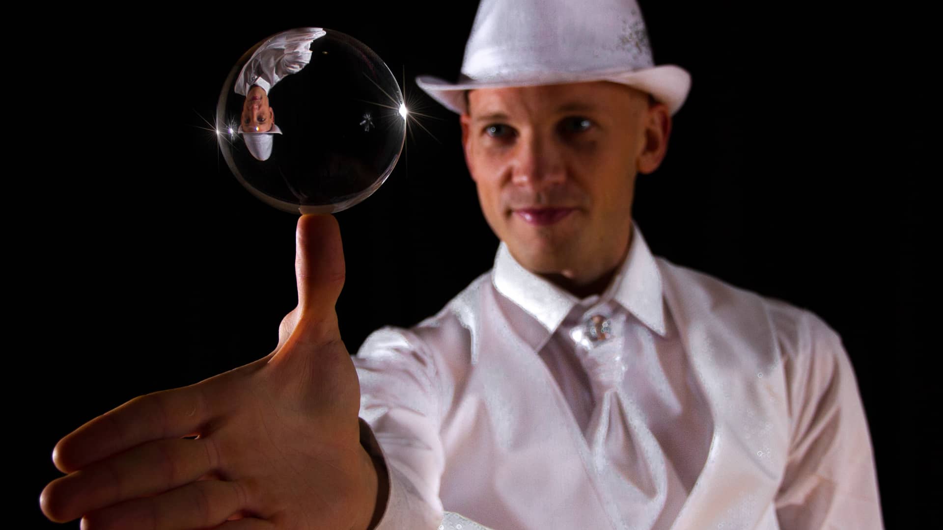 LOOOOP | Contact Juggling