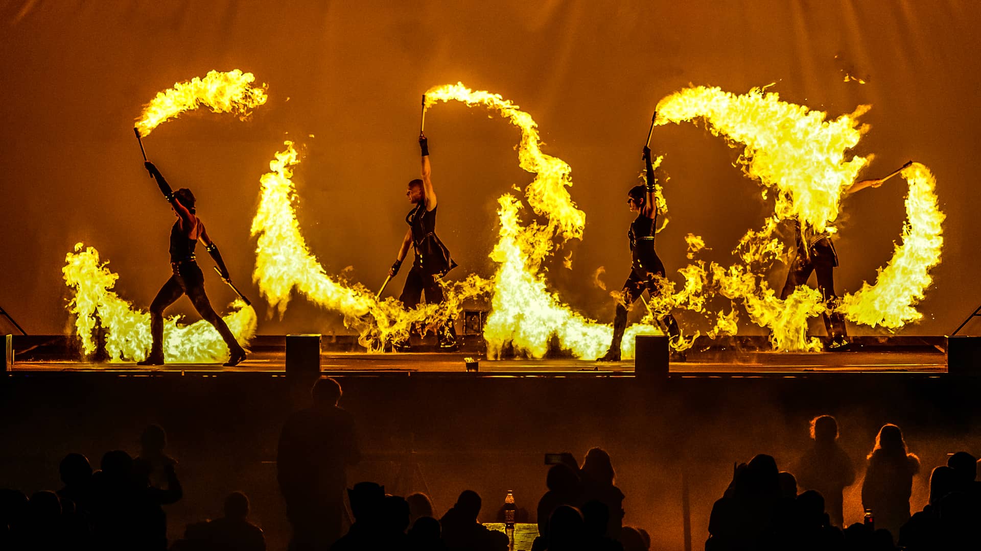 Feuershow mit großen Feuereffekten, Flamethrowern und Feuerartisten. 