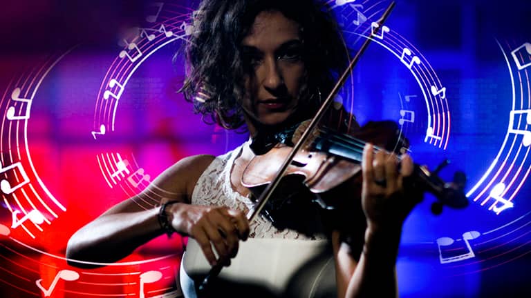 Geigerin mit Live-Violine und im Hintergrund Poi-Spieler mit LED-Leuchtviolinen.  
