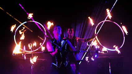 Performer mit Feuerstab und mit Feuer Hula-Hoop und Laser. 