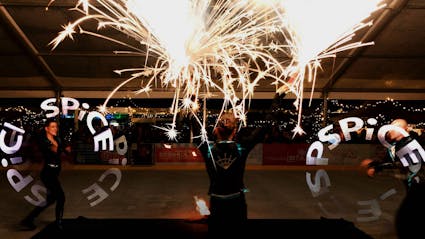 Feuershow mit Pyro und LED-Logo auf Event auf einer Eisbahn.