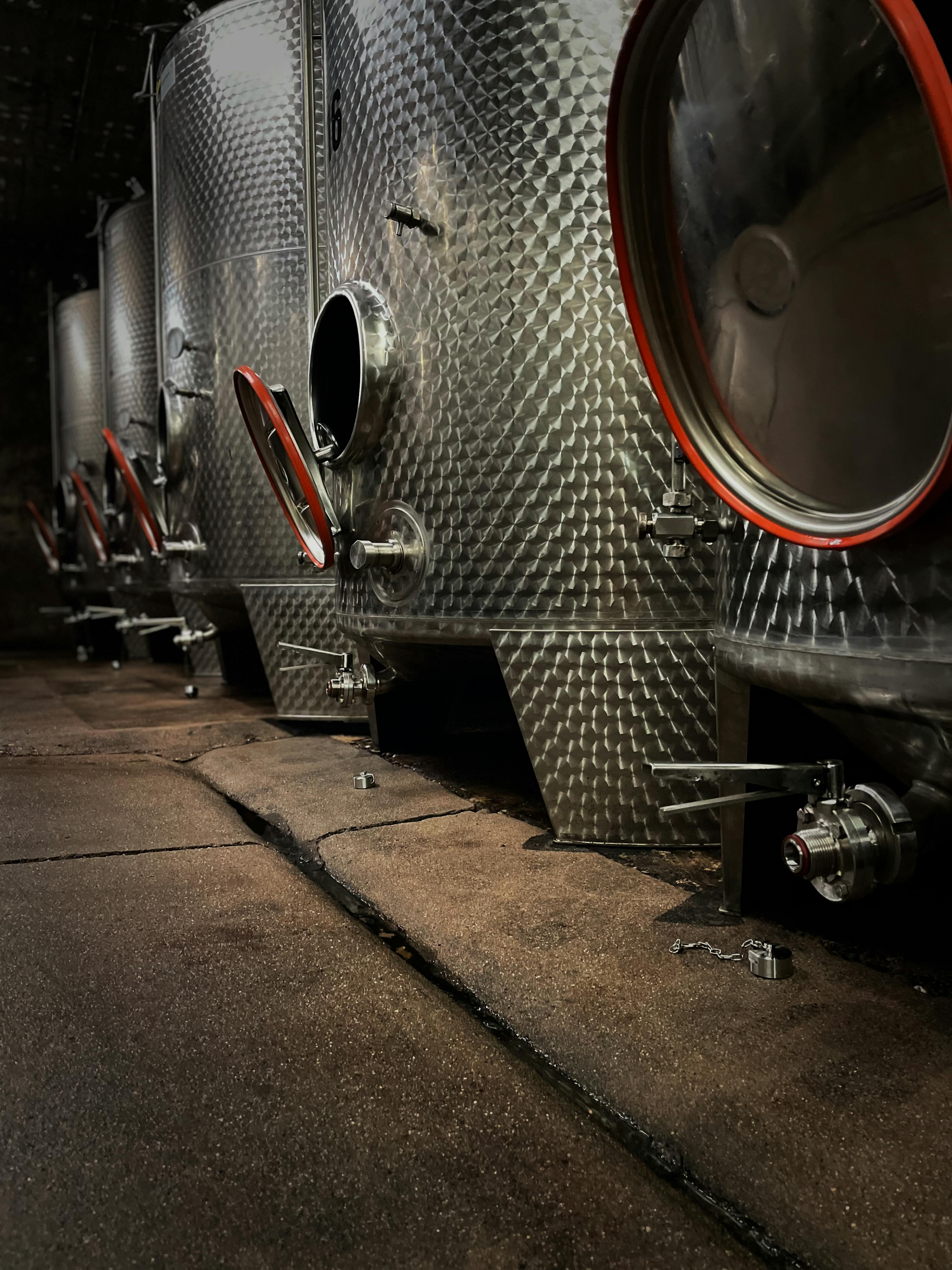 Loreley Kellerei Weintanks im Weinkeller