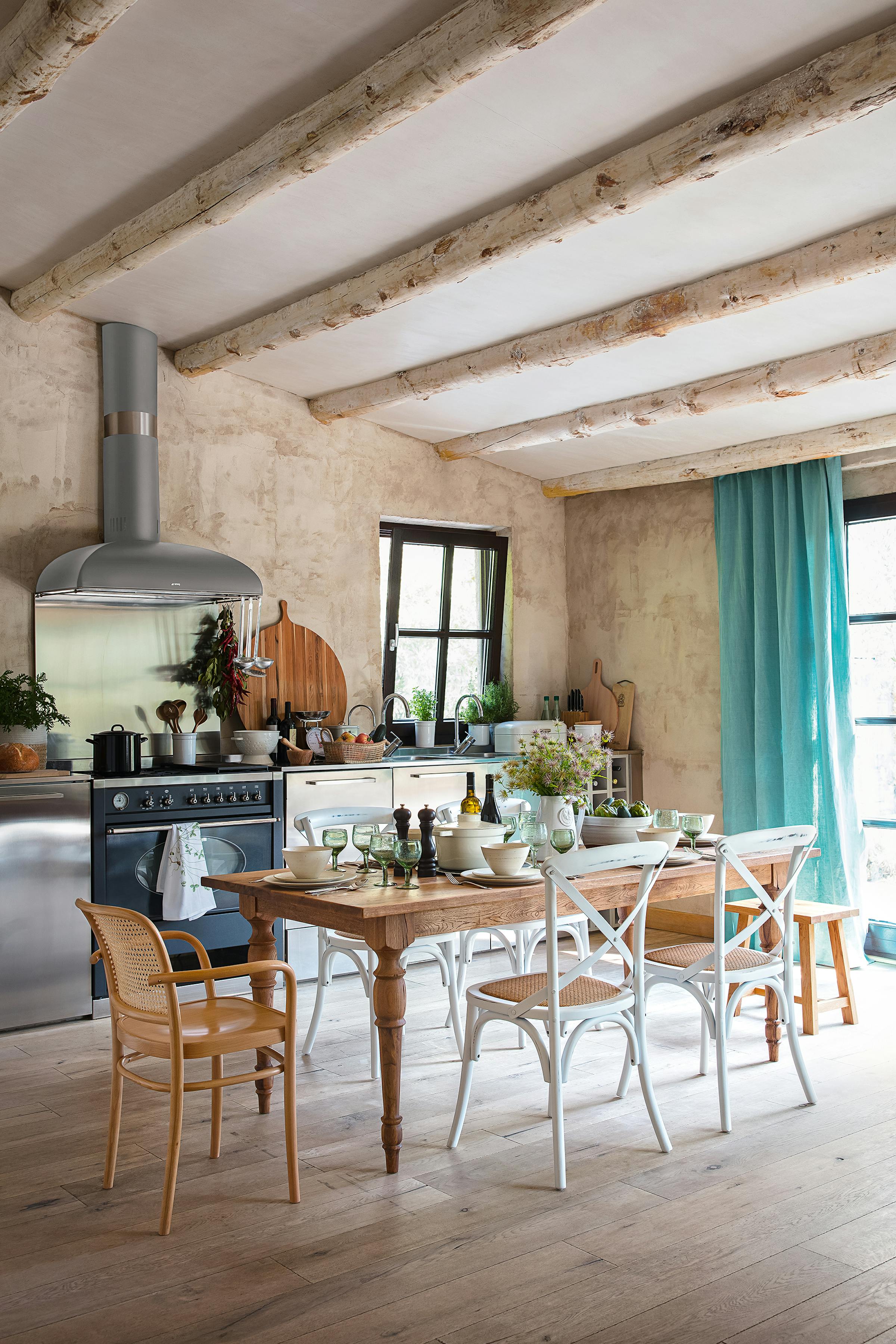 Gedeckter Ess-Tisch in einer spanischen Landhausküche