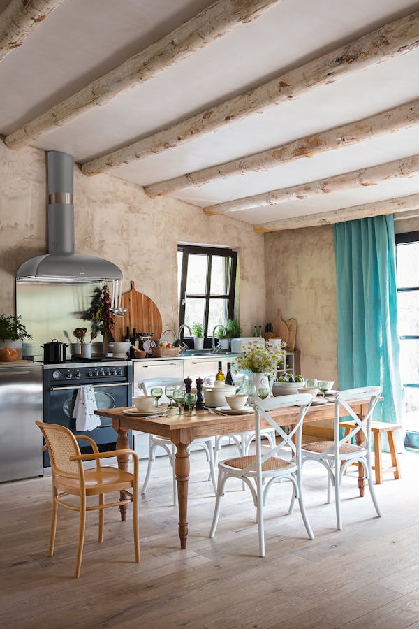 Gedeckter Ess-Tisch in einer spanischen Landhausküche
