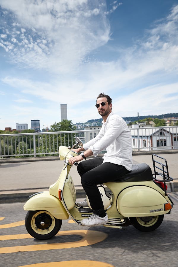 Portrait of the product designer Tobias Brunner