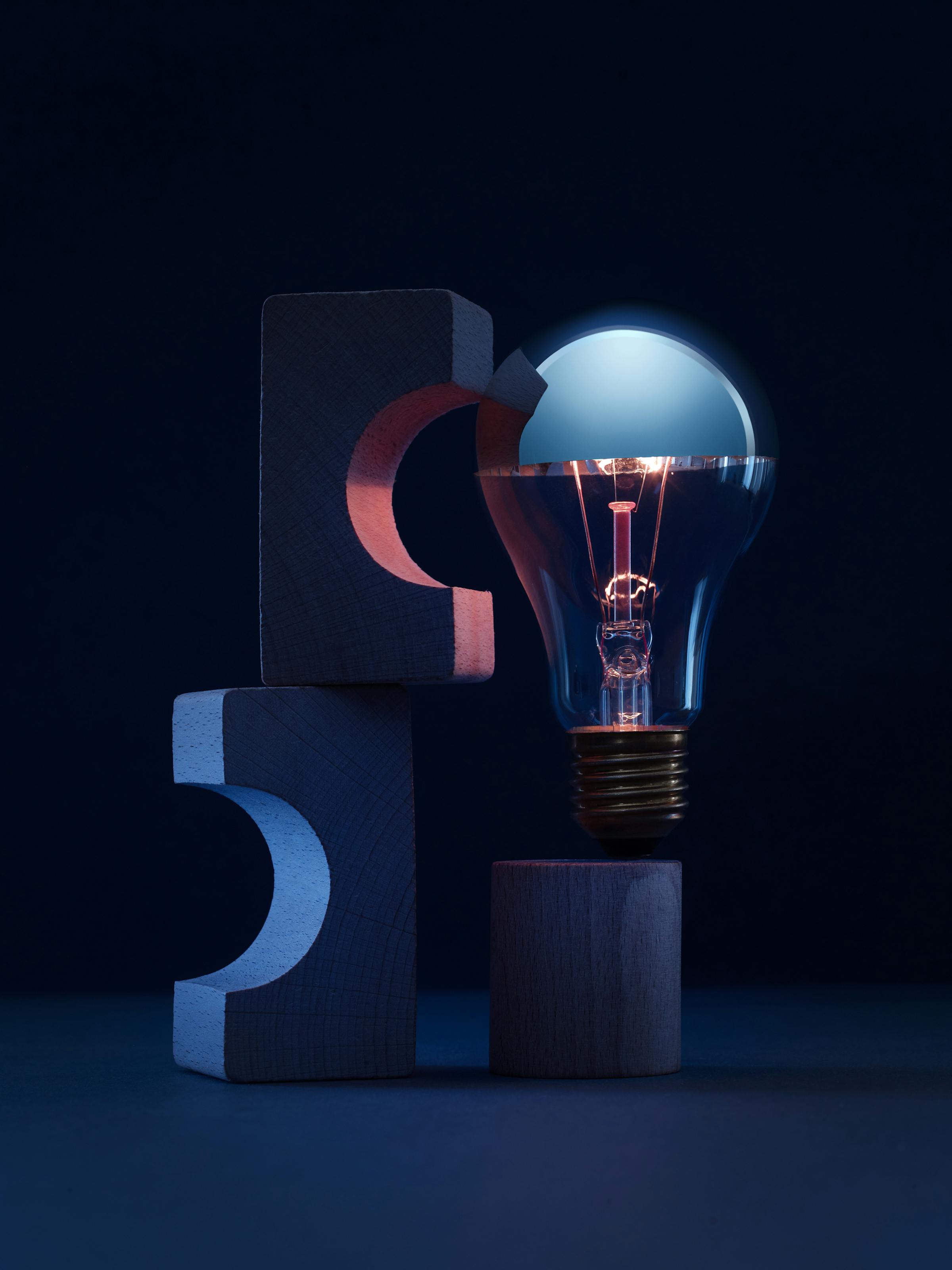 Head mirror light with wooden building blocks in a dark blue set
