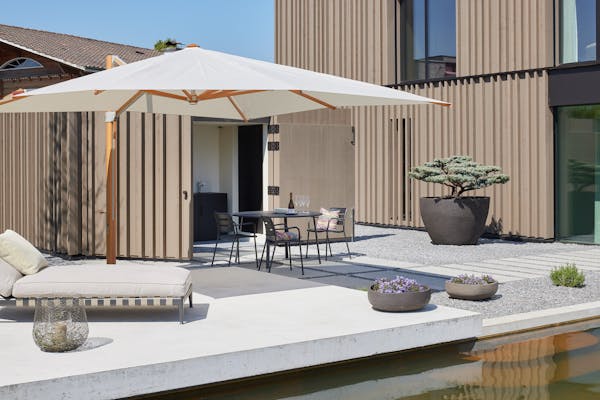 Courtyard with a daybed and an outdoor table in the sun